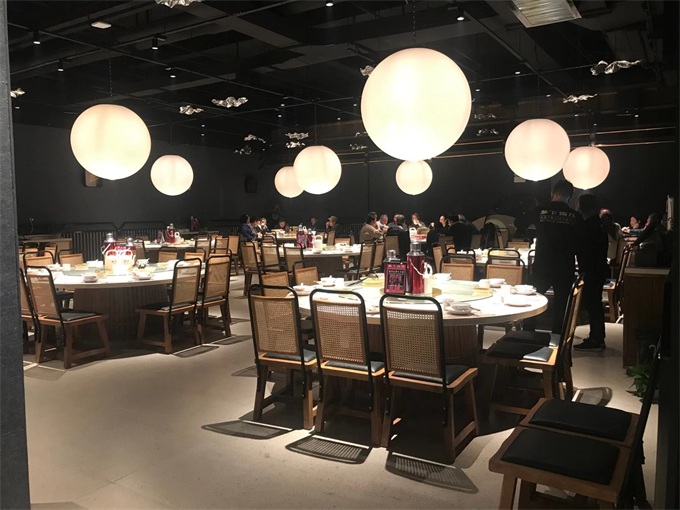 大理石圓餐桌實(shí)木藤條靠背椅