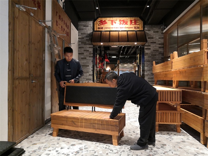 海德利總經(jīng)理在廣州鄉(xiāng)下飯莊檢測(cè)實(shí)木卡座工藝