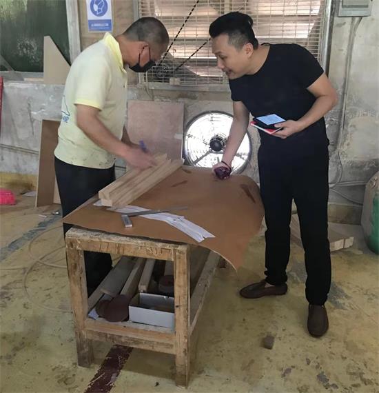 產(chǎn)品工程師做好模板是第一步，接下來(lái)要給產(chǎn)品準(zhǔn)備材料。設(shè)計(jì)師也參與選材，就是為了首件家具達(dá)到最好的工藝標(biāo)準(zhǔn)。