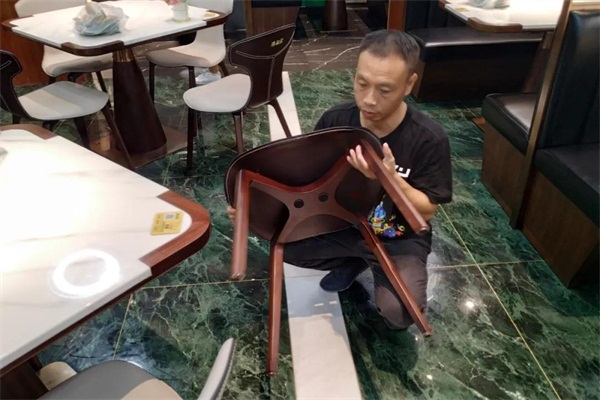 奇怪：一般人都了解海底撈極致服務，他為何在凌晨兩點研究海底撈火鍋家具？